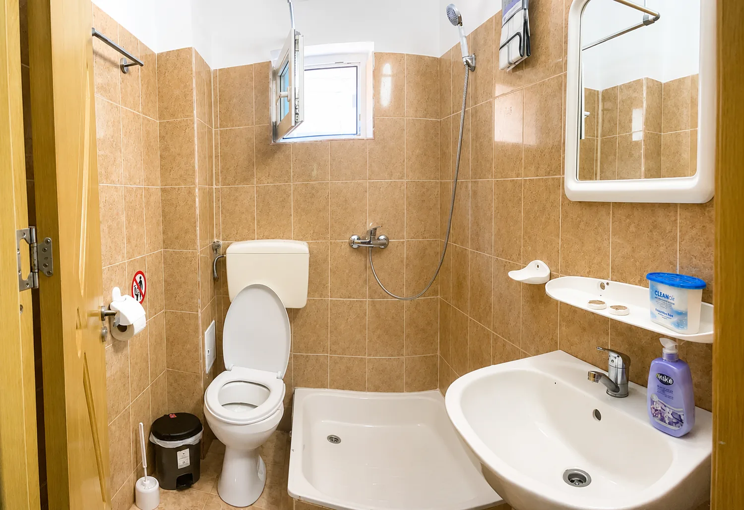 Baie privată cu duș și finisaje bej
